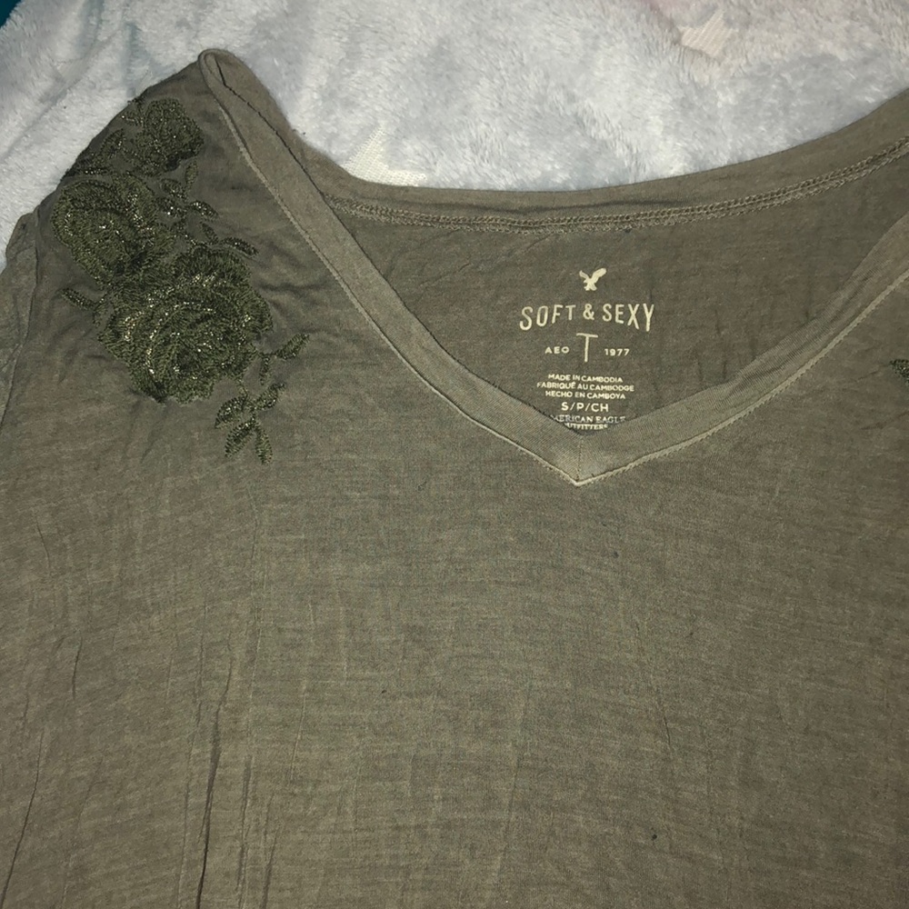 american eagle rose detail shirt